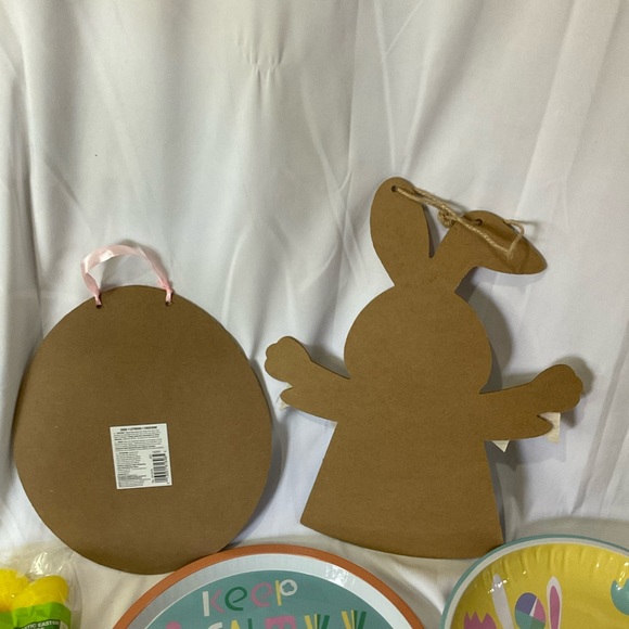 Easter Dinnerware Set & Decor,Platters, Napkins, Plastic Eggs 2 Wall Decorations - Picture 8 of 14